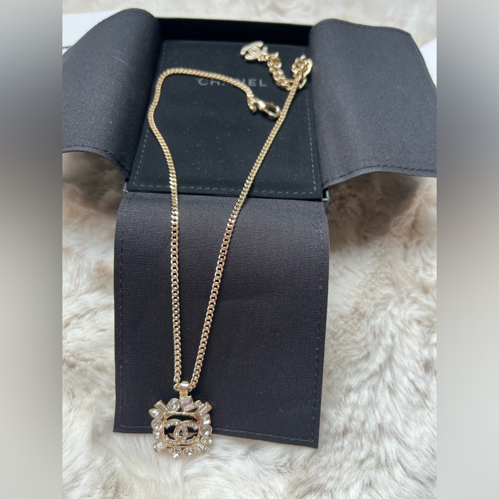 New authentic CHANEL CC strass pendant
Crystal CC 23P Necklace in gold color - Picture 11 of 11